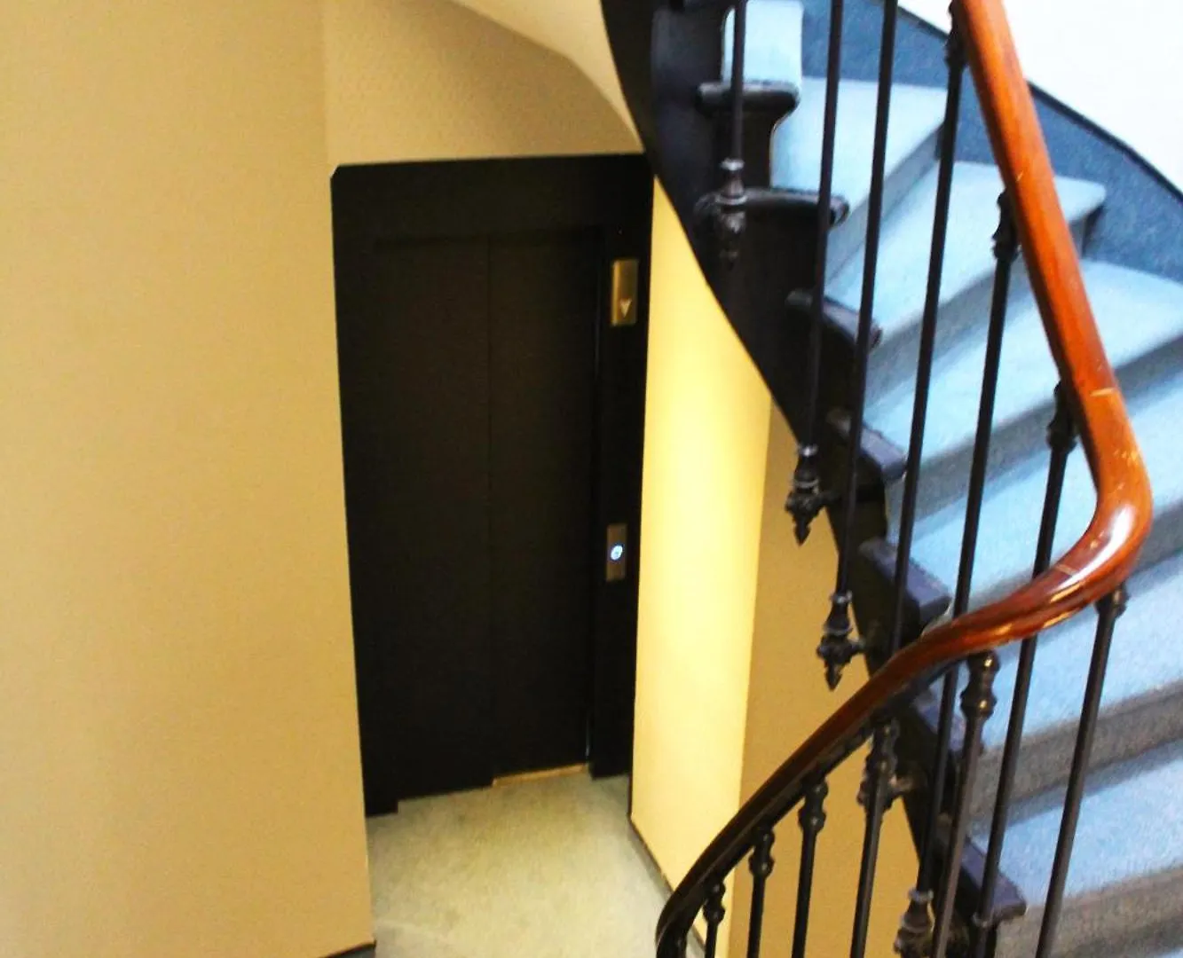Avia Saphir Montparnasse Paris