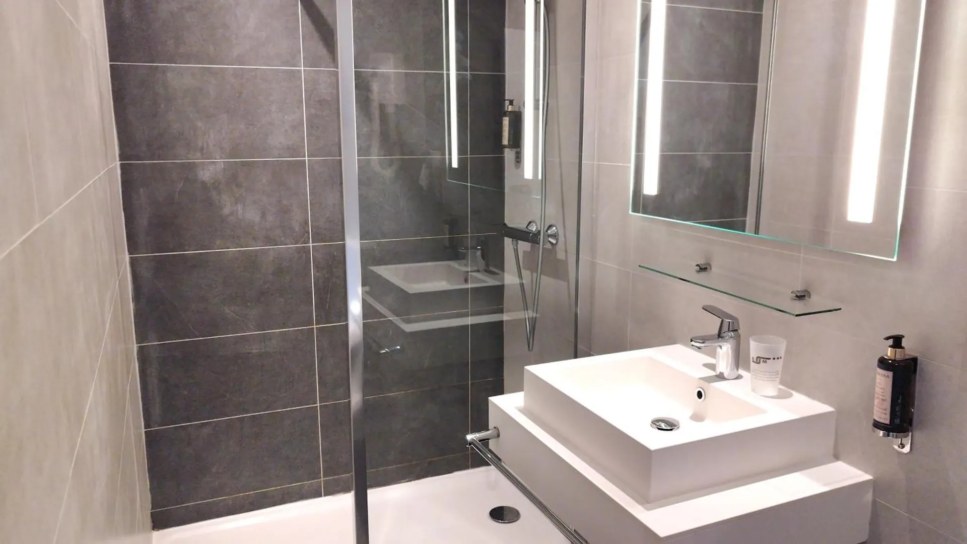 Avia Saphir Montparnasse Hotel 3*